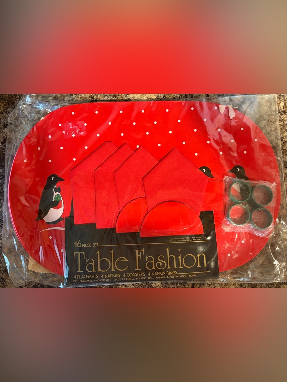 Vintage Table Fashion 16-Piece Holiday Placemat and Napkin Set - Red Penguin